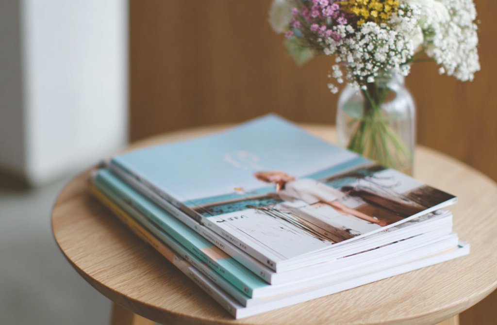 Журналы на столике
